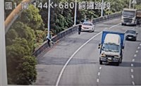 國1銅鑼路段多車追撞  1駕駛跨車道跳邊坡落跑