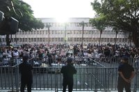 柯文哲遭北檢逮捕 支持者續聚集、黃國昌先離開