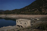 希臘乾旱水庫乾涸 水下村莊遺跡40年後重見天日