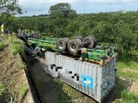 國1台南麻豆段聯結車翻覆邊坡 駕駛受困搶救中