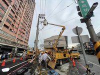 高雄午後雷雨電桿漏電  岡山一度518戶停電