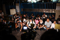 柯文哲遭羈押妹妹柯美蘭現身台北看守所 率逾百名小草靜坐