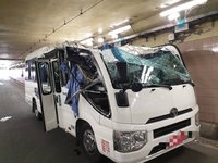 北市基隆路地下道小巴自撞 疑未注意限高毀車頂3傷