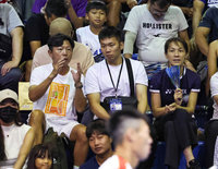 李洋親臨台維斯盃 與網友曾俊欣相見歡