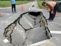 苗縣竹南港墘里路塌現巨坑 公所急封閉辦搶修