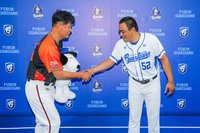 悍將獅隊比賽因雨延賽 鋒總送史努比當潘威倫退休禮