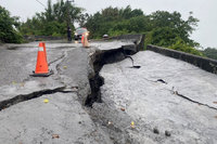 劇烈降雨掏空路基  台南官田區農路坍塌交通中斷