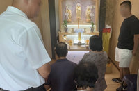 台中公車司機撞死女大生 靈前上香下跪道歉