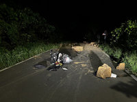 新北三峽大落石砸傷機車騎士 茅埔路暫封閉