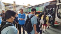 苗栗學生久候公車大排長龍惹議 縣長現勘允改善