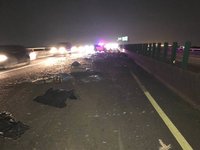 貨車雞糞肥料袋一路掉釀6車撞上 屏警攔獲送辦開罰