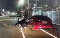 嘉縣毒蟲遇盤查衝撞警車遭逮  員警受傷送醫