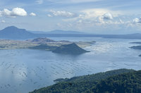 菲律賓湖中火山蠢動 禁止遊客靠近