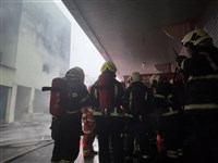 屏東安泰醫院火場疑復燃  消防車急進駐處理