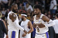 NBA湖人熱身賽 詹姆斯和兒子布朗尼同台締造歷史畫面