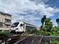 台鐵新柴電機車R200動力異常 卡花蓮平交道逾30分鐘