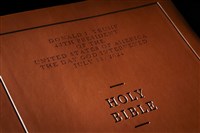 川普代言「天佑美國聖經」 遭踢爆在中國印製