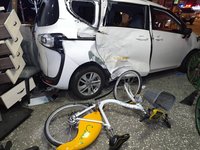 新北永和自小客車涉闖紅燈連環撞  3人送醫