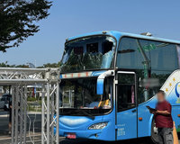 雲林遊覽車撞倒國慶焰火拱門  車上1學生受傷