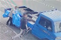 台南寺廟百年古董桌遭竊  2男佯裝參拜搬上車