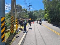 嘉縣台3線男子騎車轉倒噴飛  幸電桿擋住未落崖