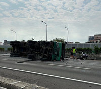 聯結車載樹薯粉經國1楠梓段側翻 現場清掃回堵8公里