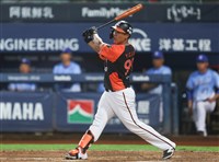 台灣大賽第2戰 獅隊陳鏞基左手不適休息林益全守一壘