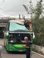 海大鄉野調查搭遊覽車撞路樹 玻璃破洞學生擦傷