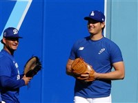 大谷翔平世界大賽首戰前練投 燦笑與看台觀眾互動