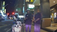 男大生街頭抽電子煙  林口警查獲喪屍煙彈送辦