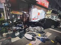 疑車速過快 台南男子撞9機車5民宅無人受傷