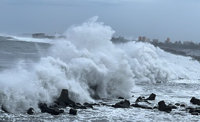 颱風康芮逼近 台東傍晚風雨增強、長浪激壯觀浪花