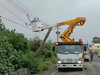 颱風康芮來襲台南沿海強風  近1萬戶一度停電搶修