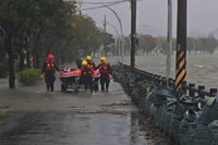 宜蘭員山淹水及腰  消防員出動橡皮艇勸離住戶