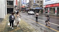跨海到台南拍婚紗遇颱風 馬來西亞新人：蠻好體驗
