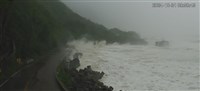 颱風康芮來襲海浪衝擊 台11線豐濱至石梯坪封路