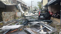 颱風來襲花蓮民宅鐵皮吹掀  低雲層被誤認龍捲風