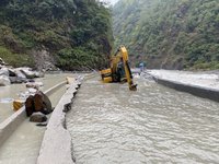 中橫便道路基遭沖壞  嚴重積水阻機具搶修