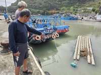 花蓮石梯漁港重創竹筏翻覆  台11線沿海公路掏空