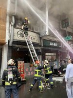 台中小吃店火警救出2人送醫 其中1人命危