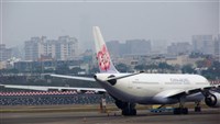 華航班機疑遭鳥擊 桃機關閉1跑道35分鐘影響13航班
