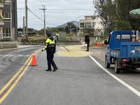 金門貨車鐵浪板脫落  高粱沿途灑落路面