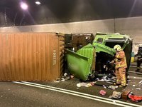 國3碧潭隧道南向聯結車翻覆 拖吊後恢復通車