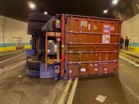 國3碧潭隧道南向聯結車翻覆  駕駛涉酒駕被送辦