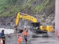 颱風天兔影響邊坡落石 明霸克露橋河床便道中斷