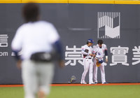 12強陳晨威奮力追球身體無礙 大巨蛋全壘打牆撞出洞