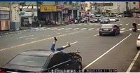 雲林翁追撞1機車2單車 騎士衝破擋風玻璃倒栽蔥車內