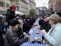 上街唱國歌、吃公共早午餐 捷克人歡慶自由民主日