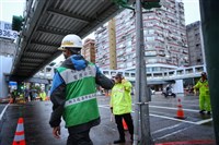 抗議拆北市和平新生天橋 藝術家淚灑現場闖橋遭架離