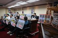 綠委清晨進入會議室惹議 韓國瑜允諾檢討門鎖